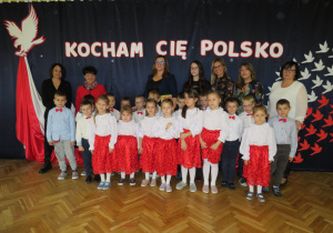 Zdjęcie Słoneczek z Panią Dyrektor i gośćmi z okazji Święta Niepodległości